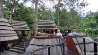  Kamu bisa menikmati beragam smoothie, salad, kopi, teh, olahan ayam, nasi, cake dan lainnya. Untuk harga makanan dan minuman dimulai dari Rp 25 ribu.