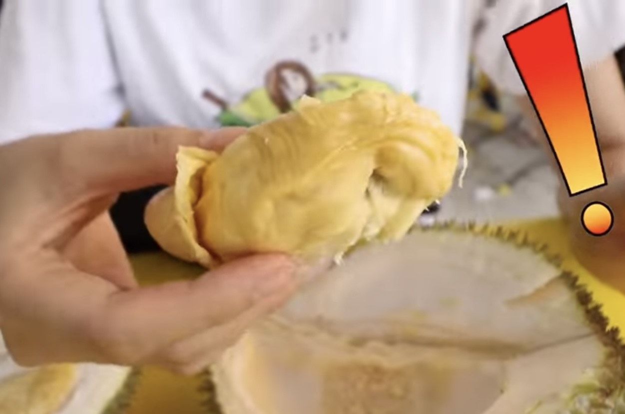 YouTuber makan durian sampai nangis