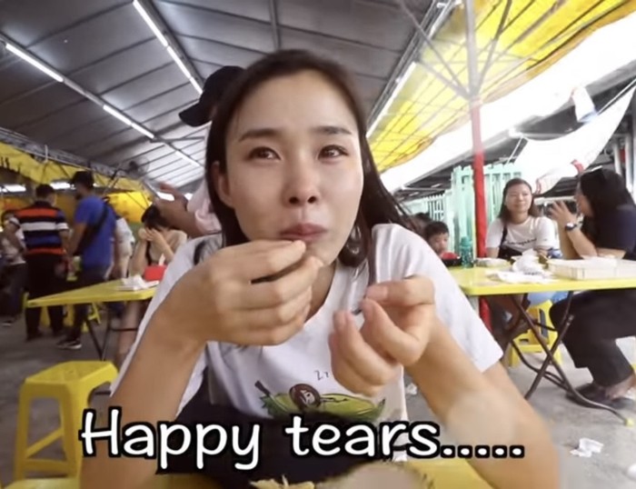 YouTuber makan durian sampai nangis
