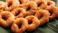 Jajanan khas Betawi ini disukai karena empuk pulen dengan rasa manis legit. Bahan utamanya ada gula merah, tepung beras, dan kelapa parut. Ini resep lengkap kue cincin. Foto: iStock