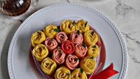 Kue khas Melayu, roti jala bisa dibikin lebih istimewa dengan bentuk mawar. Jangan lupa ditambah kuah kinca gula merah. Mau membuatnya? Ini resepnya. Foto: Marti Maulana