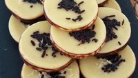 Kue lumpur kentang punya rasa gurih manis yang puaskan selera. Bahannya mudah didapat seperti tepung, telur, santan, dan margarin. Lihat cara membuatnya di resep ini. Foto: Malichatun