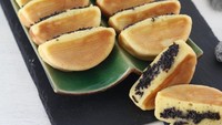Jadi jajanan kaki lima favorit, kue pukis sebenarnya gampang dibuat sendiri. Teksturnya yang empuk lembut makin enak ditambahkan topping cokelat, keju, atau selai buah. Contek resepnya di sini. Foto: Malichatun