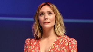Wanda Maximoff itu contoh nyata dari jahat jadi baik terus jahat lagi. Diperanin sama Elizabeth Olsen, dia punya kekuatan sihir super kacau, terutama sejak kehilangan suaminya, Vision. Di WandaVision, dia literally bikin dunia TV palsu buat hidup bareng almarhum suami. Di Doctor Strange 2, dia jadi boss level musuh yang bisa ngacak-acak semesta. Foto: Getty Images for Cannes Lions/Eamonn M. McCormack
