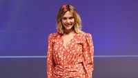 Elizabeth Olsen terlihat santai mengenakan dress oranye bermotif kembang. (Foto:  Eamonn M. McCormack/Getty Images for Cannes Lions) 