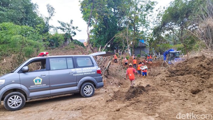 Sebanyak 9 orang penggali kubur mengundurkan diri untuk membongkar makam di Dusun Sumbersuko, Desa Lebanisuko, Kecamatan Wringinanom, Gresik.