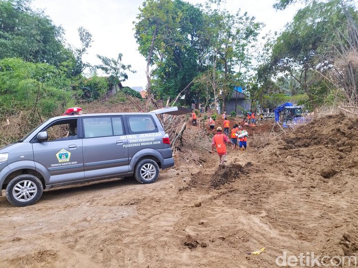 Sebanyak 9 orang penggali kubur mengundurkan diri untuk membongkar makam di Dusun Sumbersuko, Desa Lebanisuko, Kecamatan Wringinanom, Gresik.
