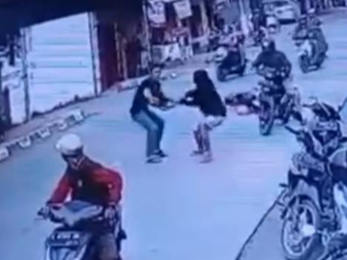 Aksi duel dua pria di Pekalongan terekam kamera CCTV, Sabtu (25/6/2022) sore.