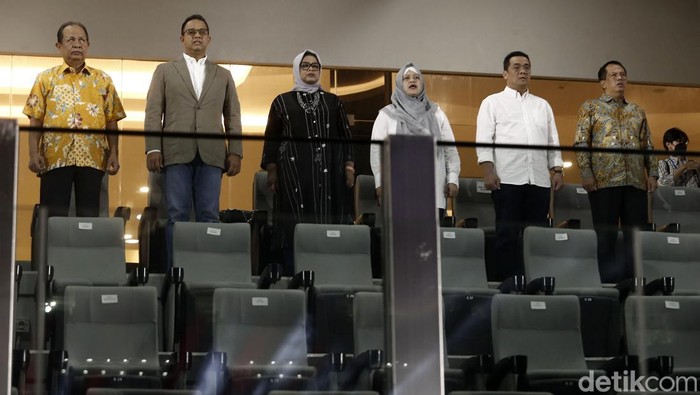 Gubernur DKI Jakarta Anies Baswedan hadir langsung dalam perayaan malam puncak HUT ke-495 Jakarta di Jakarta International Stadium. Anies juga sempat menyapa warga.