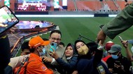 Anies Jadi Rebutan Selfie Penonton Saat Malam Puncak HUT Jakarta di JIS
