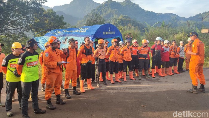 Apel persiapan pencarian korban tanah longsor di Desa Cibunian, Kecamatan Pamihajan, Kabupaten Bogor