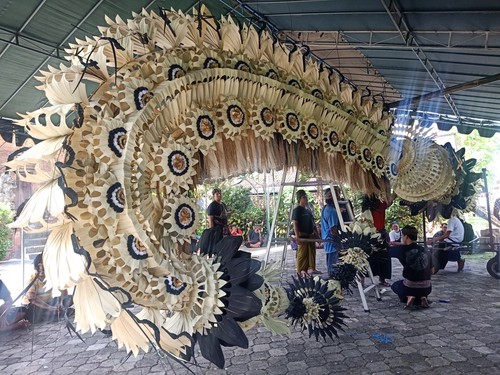 Beberapa Yowana tampak sibuk mempersiapkan penjor untuk nantinya dipasang di area Pura Agung Petilan, Desa Adat Kesiman, Denpasar, Bali, Sabtu (25/6/2022).