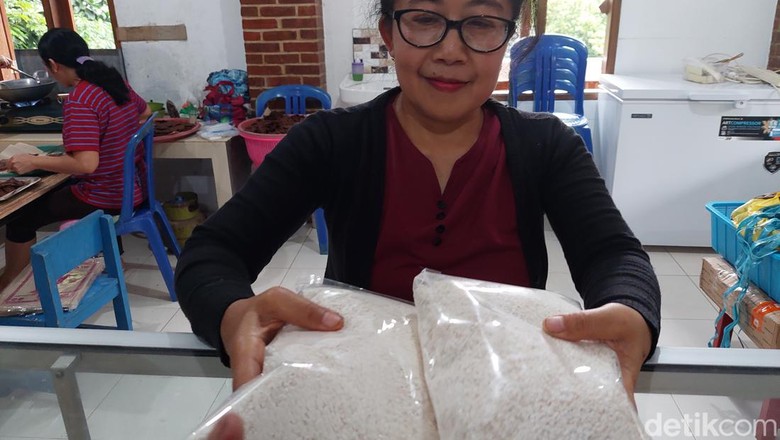 Beras Singkong Olahan Warga Kampung Adat Cireundeu Beras Singkong Olahan Warga Kampung Adat Cireundeu
