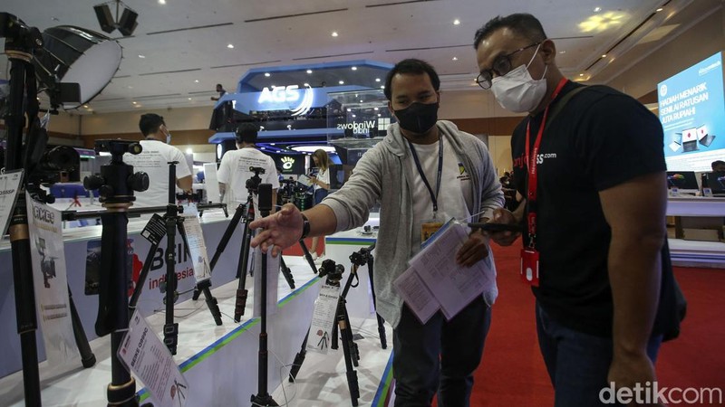 Pameran Indocomtech kembali digelar di JCC, Jakarta, Sabtu (25/6/2022). Pameran perangkat teknologi ini menawarkan banyak diskon dan promo menarik.