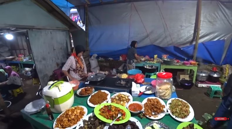 Bule Amerika bagikan pengalaman makan di hajatan warga desa Ngadas di Bromo.