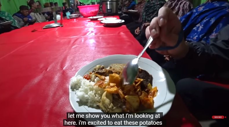 Bule Amerika bagikan pengalaman makan di hajatan warga desa Ngadas di Bromo.