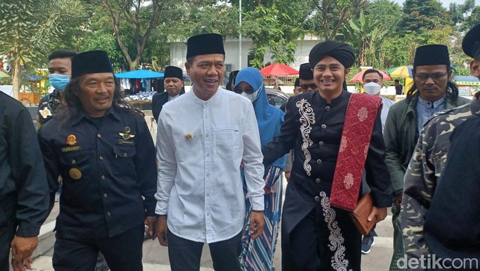Bupati Bandung Dadang Supriatna (baju putih).