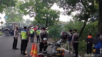 Petugas dari BPBD, polisi dan relawan langsung terjun ke dasar jurang untuk pencarian. Karena hari mulai gelap, kendaran taktis milik polisi memberi penerangan dari atas jalan. Petugas dari BPBD, polisi dan relawan langsung terjun ke dasar jurang untuk pencarian. Karena hari mulai gelap, kendaran taktis milik polisi memberi penerangan dari atas jalan.