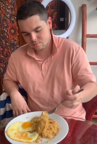 Cara makan bule di Indonesia saat satu minggu dan 5 bulan.