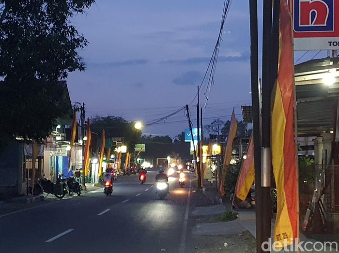 Deretan umbul-umbul Podang Ngisep Sari di jalan Wonosari-Playen, Kabupaten Gunungkidul, Jumat (24/6/2022) petang.
