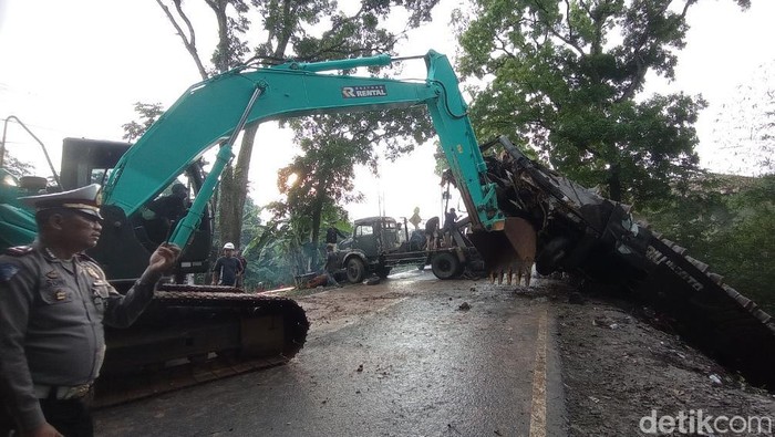 Evakuasi Bus Nyungsep di Tasikmalaya