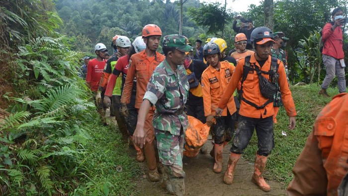 Evakuasi korban meninggal tertimbun tanah longsor di Bogor