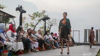 Dalam show tunggal kali ini Phillip Iswardono menghadirkan 72 busana, separuhnya bertema Indonesian Culture. Foto: PIUS ERLANGGA/detikJateng