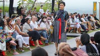 Phillip Iswardono salah satu member IFC (Indonesian Fashion Chamber) yang menekuni warisan budaya bangsa, termasuk kain tradisional lurik. Foto: PIUS ERLANGGA/detikJateng