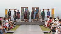 Model mengenakan busana dari lurik rancangan Phillip Iswardono di Candhari Heaven, Prambanan, Sleman, Yogyakarta, Sabtu (25/6/2022). Foto: PIUS ERLANGGA/detikJateng