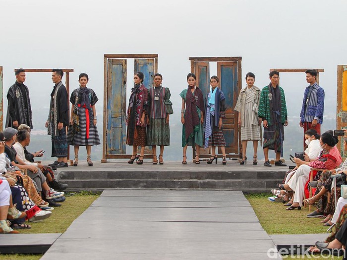 Fashion show busana dari lurik karya Phillip Iswardono di Candhari Heaven, Prambanan, Sleman, DIY, Sabtu (25/6/2022). Fashion show busana dari lurik karya Phillip Iswardono di Candhari Heaven, Prambanan, Sleman, DIY, Sabtu (25/6/2022).
