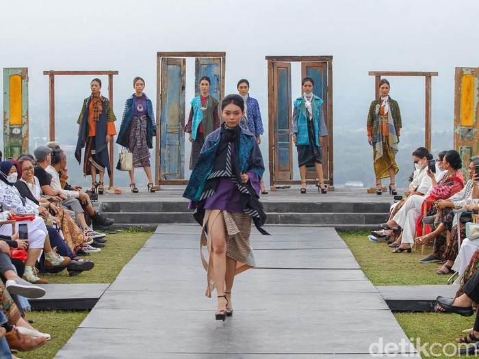 Fashion show busana dari lurik karya Phillip Iswardono di Candhari Heaven, Prambanan, Sleman, DIY, Sabtu (25/6/2022).