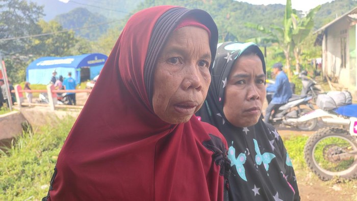Foto: warga di lokasi tanah longsor di Desa Cibunian, Kecamatan Pamijahan, Kabupaten Bogor.