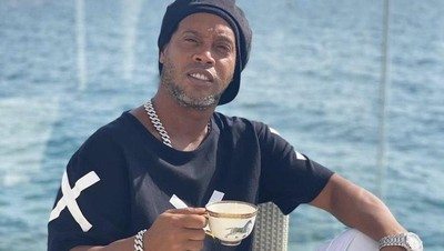 Ini Keseruan Ronaldinho saat Ngopi dan Makan Seafood