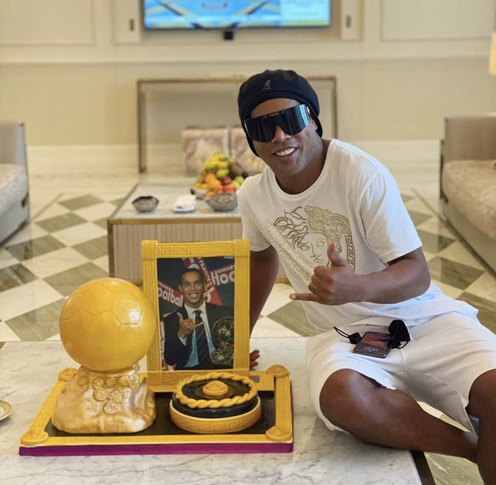 Galeeri Ronaldinho Ini Keseruan Ronaldinho saat Ngopi dan Makan Seafood