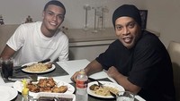 Makan malam bersama, Ronaldinho menikmati menu pasta, berupa spaghetti carbonara. Foto: Instagram @ronaldinho