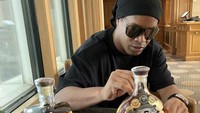 Pesepakbola Ronaldinho didatangkan oleh RANS Nusantara FC dan resmi diperkenalkan saat peluncuran resmi jersey baru. Foto: Instagram @ronaldinho