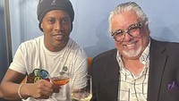 Bagi Ronaldinho, setiap hari adalah pesta. Karenanya ia sering minum wine atau minuman alkohol lainnya. Foto: Instagram @ronaldinho