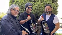 Bahkan ia sering mengunggah pose-pose dirinya saat memegang botol wine. Tak tanggung-tanggung botol winenya sangat besar. Foto: Instagram @ronaldinho