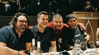 Seperti yang terlihat pada foto ini. Setiap kali pesta, Ronaldinho pasti tak pernah lepas dari wine atau sampanye favoritnya. Foto: Instagram @ronaldinho