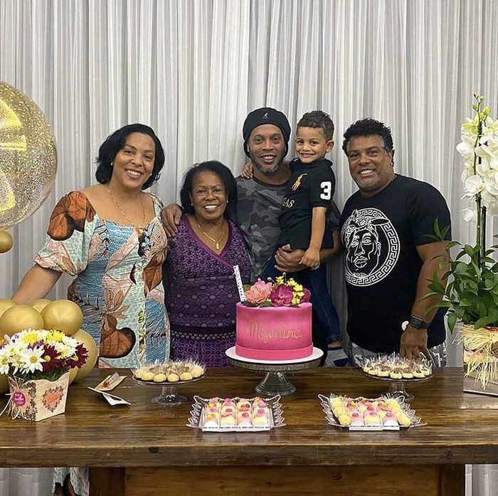 Ini Keseruan Ronaldinho saat Ngopi dan Makan Seafood