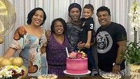 Terakhir, ada momen Ronaldinho saat merayakan hari ulang tahun ibunya. Ia memberikan kue ulang tahun berwarna merah muda. Foto: Instagram @ronaldinho