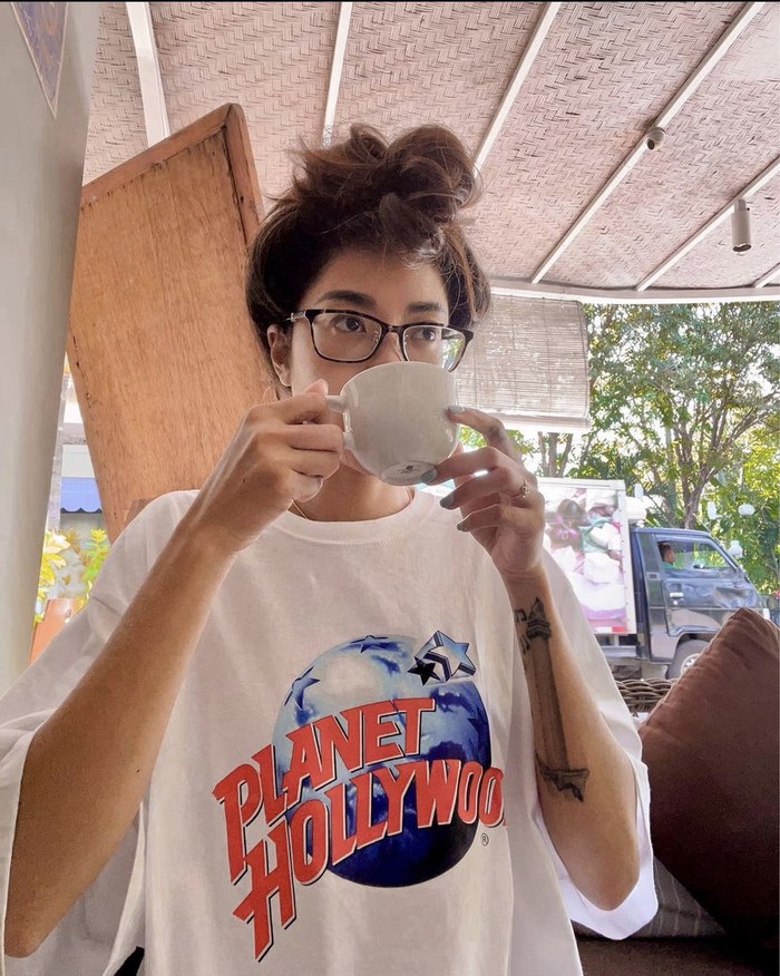 Gaya keren Widi Vierratale saat nikmati minuman hingga pizza Gaya keren Widi Vierratale saat nikmati minuman hingga pizza
