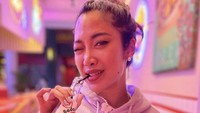 Sepertinya Widi suka sekali ya pose gigit sedotan. Kali ini Widi lagi gigit sedotan saat menikmati minuman bersoda. Foto: Instagram @_widikidiw_