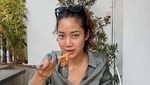 Gaya Keren Widi Vierratale Saat Nikmati Minuman hingga Makan Pizza