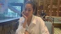 Wahh! Ada satu mangkuk makanan besar dihidangkan. Widi pun terlihat hanya menatap mangkuk itu. Foto: Instagram @_widikidiw_