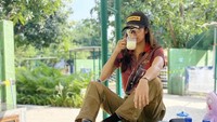 Ini dia gaya keren Widi Vierratale yang sedang asik menyeruput susu di tengah teriknya matahari. Foto: Instagram @_widikidiw_