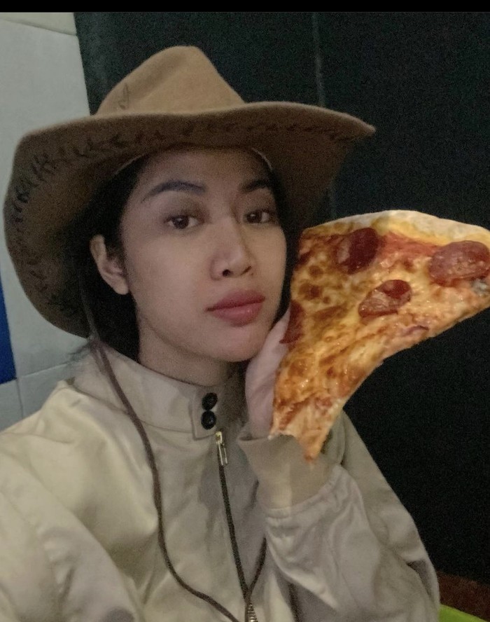 Gaya keren Widi Vierratale saat nikmati minuman hingga pizza Gaya keren Widi Vierratale saat nikmati minuman hingga pizza