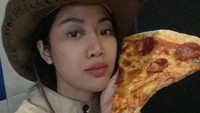 Kali ini Widi sedang berpose memegang pizza yang ukurannya sebesar wajahnya nih. Pizzanya jumbo! Foto: Instagram @_widikidiw_