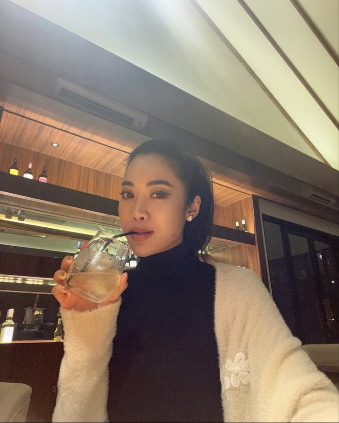 Gaya keren Widi Vierratale saat nikmati minuman hingga pizza Gaya keren Widi Vierratale saat nikmati minuman hingga pizza