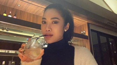 Gaya Keren Widi Vierratale Saat Nikmati Minuman hingga Makan Pizza